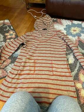 Sisters hooded sweater size xl